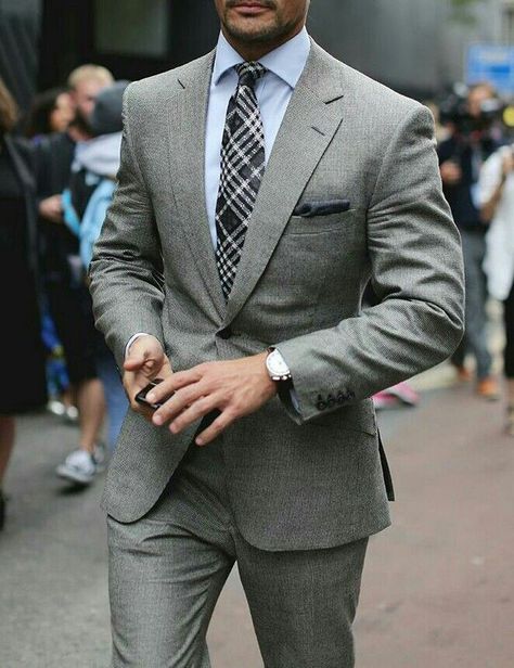 Awesome grey suit Workout Man, Suits Ideas, Black Tie Dresses, Dark Gray Suit, Tie Dresses, Suit Combinations, Light Grey Suits, A Man In A Suit, Gentleman's Wardrobe