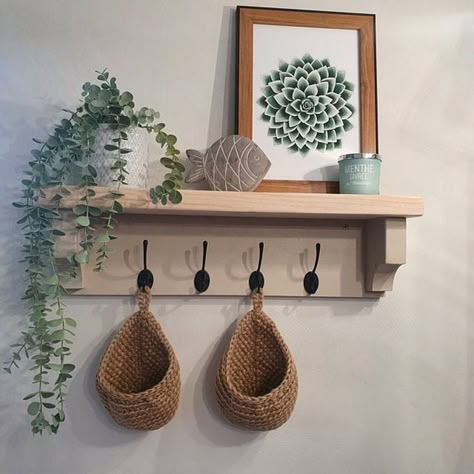 Small Entry Shelf Decor, Entrance Shelf Decor, Porte Manteau Mural Diy, Entry Shelf With Hooks, Entryway Shelf Decor, Coat Hooks Hallway, Uni Room Ideas Uk, Uni Room Ideas, Rustic Coat Hooks