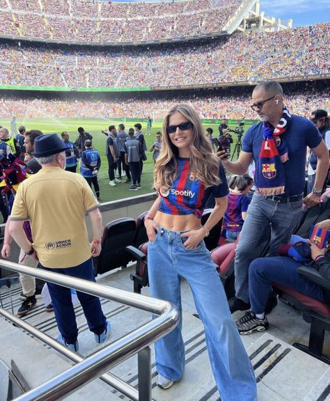 Womens Soccer Jersey Outfit, Football Jerseys Outfit Women, Mls Soccer Game Outfit, Soccer Jersey Outfit Women Aesthetic, Barca Shirt Outfit, Styling Soccer Jersey, Soccer Banquet Outfit, Barcelona Jersey Outfit Women, Styling Football Jersey