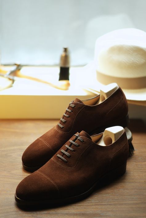 me gustan Classy Footwear, Man Closet, Guys Fashion, Black Men Fashion Swag, Gentleman Shoes, Suede Oxfords, Oxford Shoes Men, Brogue Shoes, Brown Shoes