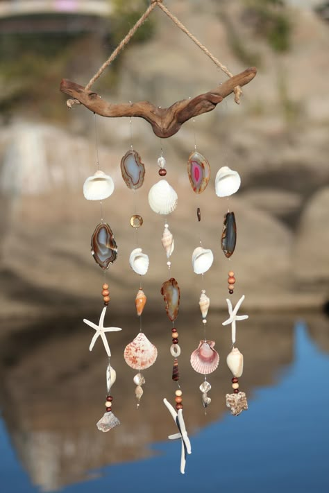 Carillons Diy, Seashell Wind Chimes, Hantverk Diy, Deco Marine, Art Coquillage, Diy Wind Chimes, Shell Crafts Diy, Earth Tone Colors, Driftwood Crafts