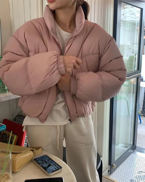 Pink Puffy Jacket, Pink Puffer Jacket Outfit, Pink Wonyoungism, Puffer Jacket Outfits, Fashion Aesthetic Outfits, Cold Outfit, Makeup Luxury, Pink Puffer Jacket, France Outfits