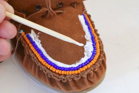 iLoveToCreate Blog: Easy Beaded Moccasins Tutorial Moccasin Pattern How To Make, Beaded Moccasins Pattern, How To Make Moccasins, Making Moccasins, Art With Beads, Moccasin Patterns, Diy Moccasins, Baby Mocs, Native American Moccasins