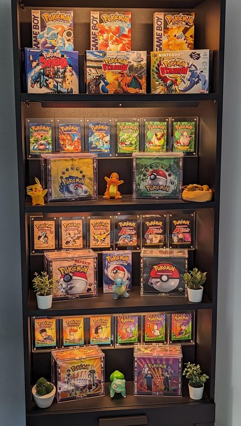 Pokémon Shelf, Pokemon Gaming Room, Video Game Display Ideas, Pokemon Organization, Pokemon Storage Ideas, Pokemon Collection Display, Nerd Shelf, Card Collection Storage, Pokemon Storage