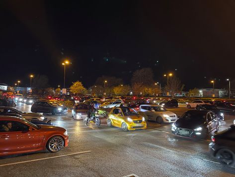 Car Meetup Aesthetic, Cars Lined Up, Cars Parking, Car Parks, Car Meet Aesthetic Night, Car Meeting, Car Meet Night, Car Meets Aesthetic, Car Show Aesthetic