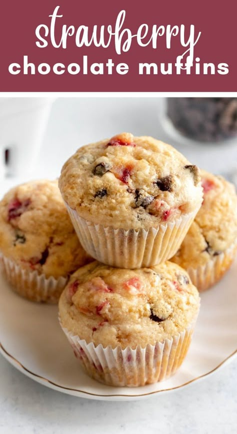 Easy to make and delicious, these strawberry chocolate chip muffins make a perfect breakfast or snack when you're on the go. From start to finish, they only take 30 minutes to make! Breakfast Muffins Recipes, Strawberry Chocolate Chip Muffins, Muffins Strawberry, Strawberry Muffin Recipes, Breakfast Muffin, Muffins Breakfast, Simple Muffin Recipe, Strawberry Muffins, Muffins Recipes