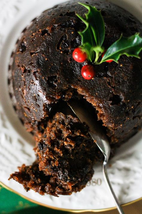 Traditional Christmas Pudding Gluten Free Christmas Pudding, Holiday Pudding, Nigella Christmas, Steamed Puddings, Xmas Pudding, Christmas Pudding Recipes, Christmas Puddings, Štědrý Den, Kek Lapis