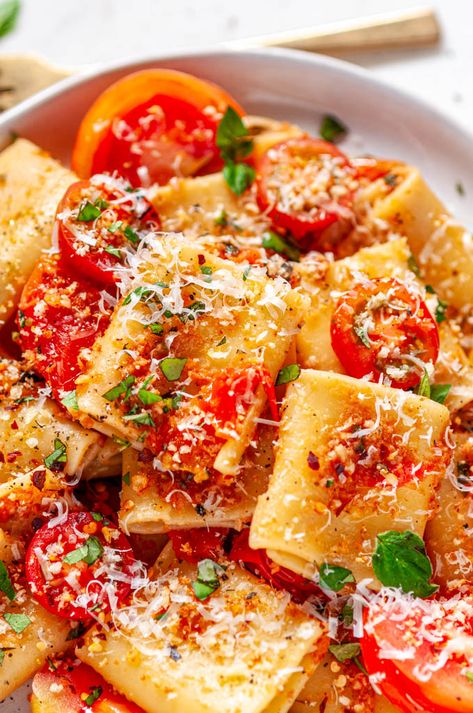 Late Summer Pasta, Dinner Party Pasta Dishes, Bacon And Tomato Recipes, Light Recipes For Summer, Heirloom Tomatoes Recipes Pasta, Tomato Recipes Summer, Easy Summer Pasta Recipes, Summer Tomato Pasta, Late Summer Dinner Ideas