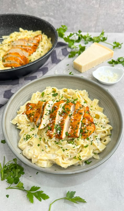 Pasta Chicken Alfredo, Birthday Diner, Pasta Tagliatelle, Lunch Pasta, Easy Diner, Pasta And Chicken, Lemon Chicken Pasta, Tagliatelle Pasta, Diner Food