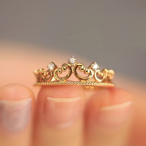 Princess Crown Ring, Gold Crown Ring, Gold Ring Design, Latest Gold Ring Designs, Crown Engagement Ring, Cute Promise Rings, Crown Ring Princess, Gold Minimalist Jewelry, Pretty Engagement Rings