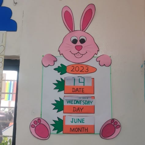 Calendar carrot rabbit Calendar For Preschool Classroom, Calender Chart Preschool, Calender For Kindergarten Classroom, Attendance Decoration Ideas, Calendar Crafts For Kids Preschool, Calendar Preschool Ideas, Calendar Chart For Kindergarten, Arts And Crafts For 3rd Grade, Class Calendar Ideas