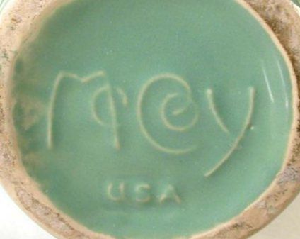 Antique Pottery Marks Usa, Mccoy Pottery Planter, Mccoy Planters Vintage, Antique Ceramics Pottery, Pottery Marks Vintage, Mccoy Pottery Display, Mccoy Vases Vintage Pottery, Decorating With Antique Glassware, Mccoy Pottery Marks