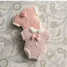 You are the gem to mummy's world. Baby Shower Girl Cookies, Ice Cookies, Gingerbread Art, Onesie Cookies, Cookie Crumble, Icing Ideas, Baby Shower Sweets, Royal Iced Cookies