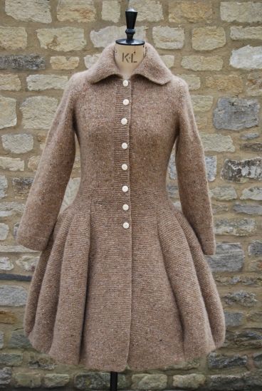 knitted coat Tricotin Long, Victorian Coat, Crochet Coat, Tea Cozy, Long Knit, Knitted Coat, Retro Women, Drops Design, Knit Outfit