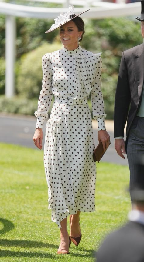 What Kate Wore, White Polka Dot Dress Outfit, Vestidos Kate Middleton, Polka Dot Dress Outfit, Royal Ascot Fashion, Ascot Outfits, Kate Middleton Hats, Brown Polka Dot Dress, Kate Middleton Style Outfits