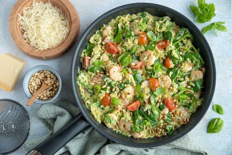 Orzo met garnalen, spinazie en pestoroomsaus | Keukenliefde Orzo Risotto, Orzo Pasta, Pasta Pizza, Pizza Pasta, Orzo, Recipes Dinner, Couscous, Food Hacks, Italian Recipes