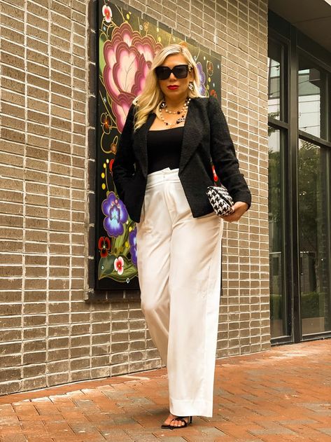 White Wide Leg Pants - Fashion blogger Chicwrecked wearing white wide leg pants and black puff sleeve boucle blazer with houndstooth clutch. White Wide Leg Pants Outfit, Black Pants Outfit, Wide Leg Pants Outfit, Gold Blazer, White Wide Leg Pants, Instagram Outfits, Wide Leg Pant, Blazer Outfits, White Blazer