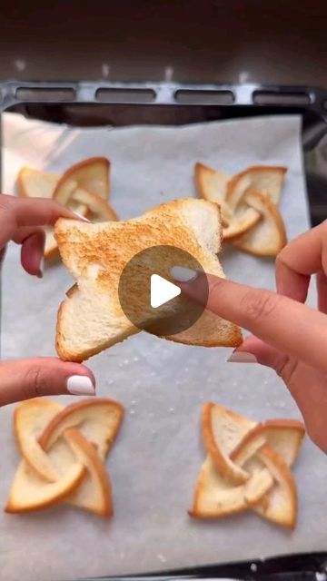 Easy Pinwheel Toast, Recipes With Sliced Bread, Toast Party Ideas, Twisted Toast, Pinwheel Toast, Fairy Toast, Breakfast Canapes, Toast Toppings Breakfast, Snack Platter Ideas