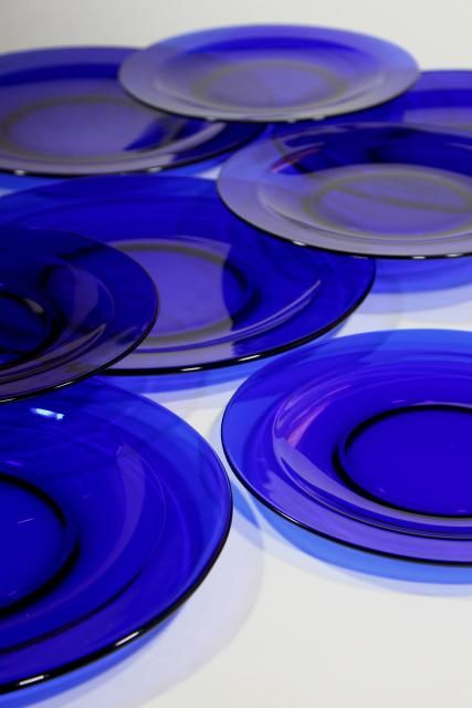 Blue Glass Plates Table Setting, Blue Glass Dishes, Blue Glass Aesthetic, Celestial Apartment, Cobalt Blue Kitchens, Cobalt Blue Decor, Cobalt Glassware, Blue Dinnerware Sets, Glass Drawer Knobs