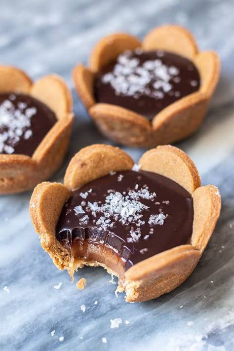 Almond Rugelach, Gingerbread Cookie Cups, Salted Caramel Chocolate Tart, Mini Patisserie, Spicy Gingerbread, Mini Tart Recipes, Chocolate Tarts, Caramel Tart, Homemade Snickers