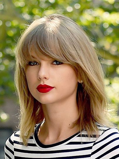 Lace Front Shoulder Length Blonde Straight With Bangs Taylor Swift Wigs  #syntheticshortwomanwigs #womanstraightshorthairstyle #ladiesblondeshorthaircut New Trending Hairstyles, Taylor Swift Short Hair, Women's Short Hairstyles, Straight With Bangs, Shoulder Length Straight Hair, Blonde Human Hair Wigs, Lazy Girl Hairstyles, Emma Frost Cosplay, Hairstyles Female