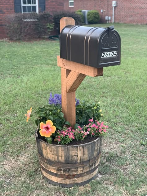 Mailbox Planter, Mailbox Flowers, Mailbox Garden, Mailbox Makeover, Mailbox Landscaping, Diy Mailbox, Cozy Garden, Mailbox Ideas, Mailbox Design