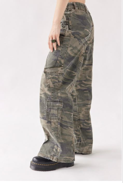 Camo Cargo Pants Outfit, Y2k Camo, Pants Linen, Image Swag, Cargo Pants Outfit, Urban Outfitters Pants, Green Cargo Pants, Green Fits, Camo Cargo Pants