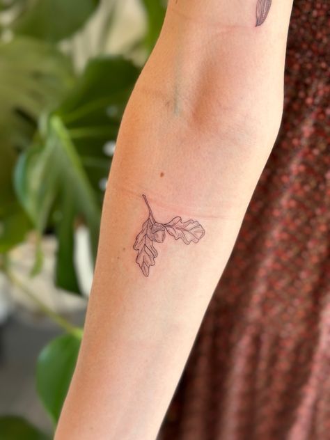 Oak Acorn Tattoo, Oak Leaf Acorn Tattoo, Acorn And Oak Leaf Tattoo, Fine Line Oak Leaf Tattoo, Fine Line Acorn Tattoo, Walnut Tattoo Ideas, Minimalist Tattoo Ribcage, White Oak Leaf Tattoo, Tattoo Oak Leaf