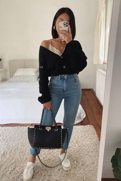 17 Cute And Casual Date Night Outfits Ideas We Obsess Over (2021 Guide) - Girl Shares Tips First Date Outfit Casual, Pub Outfit, Night Outfits Ideas, Date Night Outfits Spring, Casual Night Out Outfit, Cute Date Night Outfits, First Date Outfit, Casual Date Night Outfit, Dinner Date Outfits