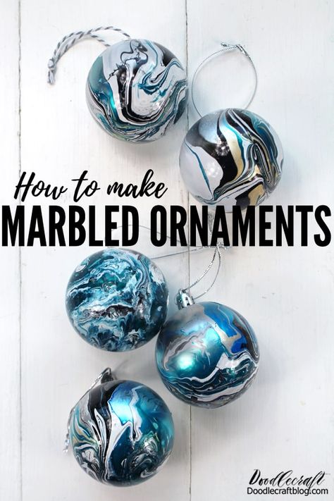 Easy Marble Painting, Painting Xmas Ornaments, Diy Xmas Baubles, Hand Painted Christmas Balls, Diy Christmas Bulbs, Marbled Ornaments, Christmas Ball Ornaments Diy, Marble Ornaments, Clear Christmas Ornaments