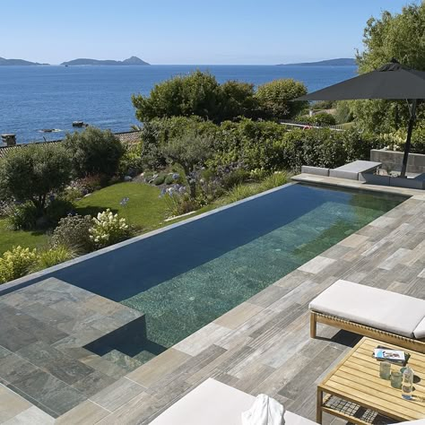 Infinity Pool Backyard Luxury, Pools With Grey Tiles, Dark Tile Pool, Dark Swimming Pools, Infinity Pools Backyard Ideas, Grey Pool Tile, Infinity Pool Ideas, Grey Swimming Pool, Infinity Pool Backyard