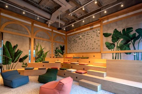 Vodafone Office, Coworking Space Design, Tiered Seating, Innovative Office, Cool Office Space, Coworking Office, Office Space Design, Built In Furniture, Collaboration Space