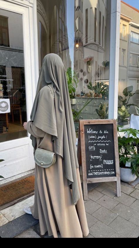 Khimar and abaya outfit🤍 Islamic Modesty, Islamic Modest Fashion, Modest Outfits Muslim, Abaya Outfit, Abaya Design, Estilo Hijab, Modesty Outfits, Mode Turban, Muslim Outfits Casual