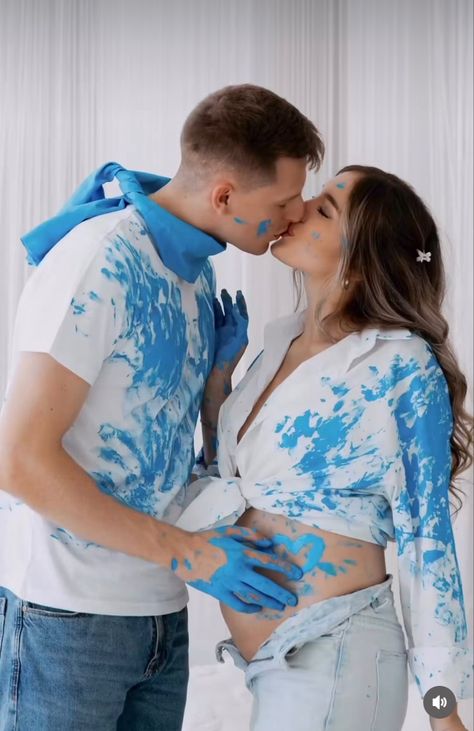 Gender Reveal Ideas Couple Only, Painting Maternity Photos, Painting Gender Reveal Ideas, Gender Reveal Paint Photoshoot, Maternity Paint Photoshoot, Dresser Gender Reveal, Gender Reveal Ideas Photoshoot, Paint Maternity Shoot, Paint Gender Reveal Ideas