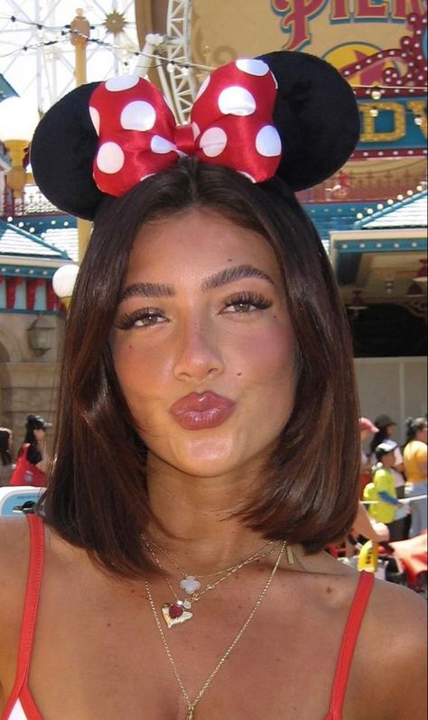 Disney World Makeup, Hair Styles With Mickey Ears, Minnie Ears Hairstyle, Disney Ears Aesthetic, Theme Park Makeup, Disney Hairstyles With Ears, Disneyland Makeup, Disney Pfps, Disneyland Aesthetic Outfit