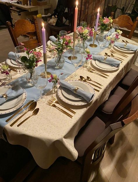 Inside Tea Party Ideas, Classy Dinner Party Aesthetic, Birthday Dinner Set Up, Dinner Party Ideas Decorations, Birthday Dinner Party Decorations, Summer Dinner Party Table, Birthday Dinner Party Table Settings, Party Table Set Up, Girly Dinner Party