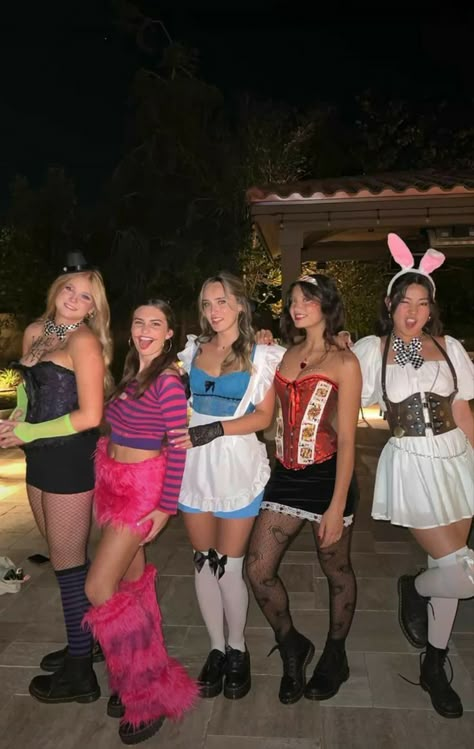 Alice Halloween, Carnaval Outfit, Alice Costume, Cute Group Halloween Costumes, Classy Halloween Costumes, Matching Halloween Costumes, Trio Halloween Costumes, Hot Halloween Outfits, Halloween Coustumes