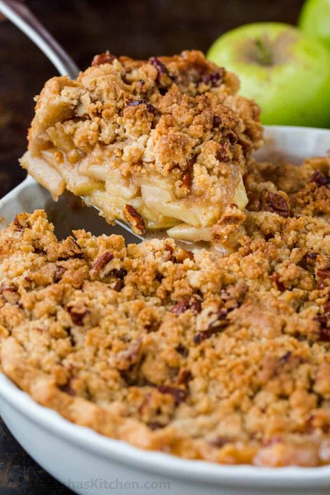 Dutch Apple pie is everything you love about a classic apple pie with a crumb crust. The apple center is saucy and irresistible. This is the ultimate Thanksgiving, Christmas and holiday pie! Natashas Kitchen, Dutch Apple Pie Recipe, Apple Crumb Pie, Apple Pie Recipe Homemade, Apple Pie Recipe Easy, Dutch Apple Pie, Apple Crumb, Classic Apple Pie, Dutch Apple