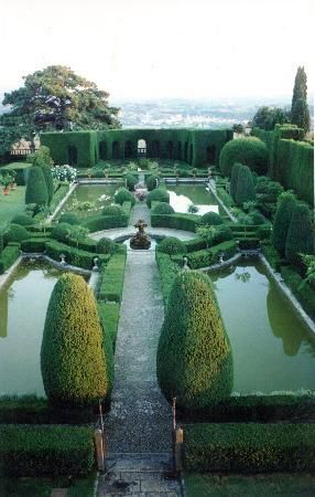 Villa Gamberaia, Settignano, Province of Florence, Tuscany region, Italy. Castle Gardens Aesthetic, Castle Front Yard, Old Money House Garden, Old Money Backyard, Manor Backyard, Old Money Garden, Italian Gardens, Manor Garden, Gardens Of The World