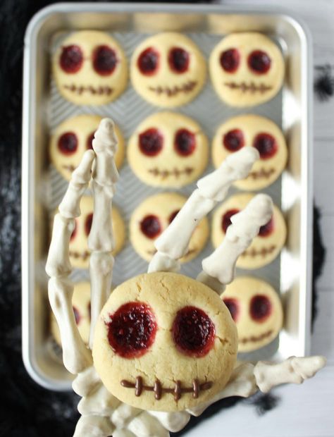 Cute Halloween Cookies Easy, Halloween Easy Cookies, Halloween Thumbprint Cookies, Easy Halloween Bakes, Halloween Cookies Decorated Easy, Halloween Recipes Cookies, Halloween Cookie Recipes Easy, Halloween Baking Ideas Easy, Thumbprint Cookies Chocolate