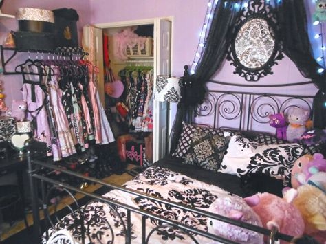 Pastel Goth Room Ideas, Pastel Goth Bedroom, Bedroom Goth, Pastel Goth Room, Goth Bedroom, Gothic Room, Gothic Culture, Gothic Bedroom, Pastel Grunge