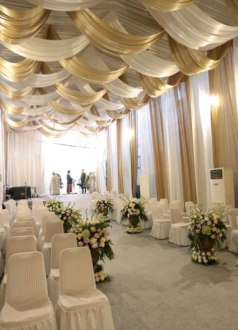 Mandap Ceiling Decor, Wedding Ceiling Decorations Draping, Event Ceiling Design, Banquet Hall Decorations Wedding, Party Hall Decor Ideas, Wedding Pandal Decoration, Tenda Nikahan, Banquet Hall Decorations, Wedding Pandal