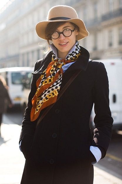 71a58e8cb75904f24cde464161c3e766desc41162062ri Annie Hall Style, Vanessa Jackman, Annie Hall, Mode Tips, How To Wear A Scarf, Diane Keaton, Men's Scarf, Four Eyes, Stole Scarf