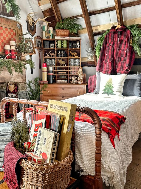 Tour a winter cabin room decorated in cozy vintage decor! Wood tones, wool textiles, and plaids combine for the perfect vintage cabin vibe. Winter Decor Ideas For The Home Cozy, Vintage Camping Decor, Winter Cottage Decor, Cabin Home Decor Ideas, Cozy Winter Cabin Aesthetic, Vintage Lodge Decor, Rustic Playroom, Scottish Cottage Interior, Ralph Lauren Cabin