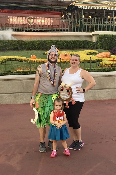 Disney maternity costume. DIY moana Disney costume #disney #moana #halloweencostumes #halloween  #heihei #maui #kakamora Kakamora Costume, Moana Disney Costume, Pregnant Disney Halloween Costumes, Moana Ancestors Costume, Moana Te Ka Costume, Family Halloween With Pregnant Mom, Disney Family Costumes, Maui And Moana Pregnant, Disney Maternity