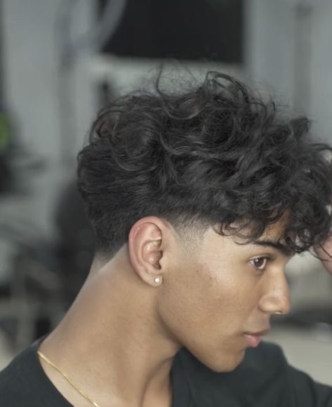 Middle Wavy Haircut, Low Taper Fade Haircut Wavy Hair Boy, Curly Wavy Haircut Men, Haïr Style For Wavy Hair Men, Low Fade Middle Part Men, Taper Fade Wavy Hair Men, Low Taper Fade Haircut Curly Hair Men, Middle Part Fade Hairstyles Men, Nice Haircuts For Boys