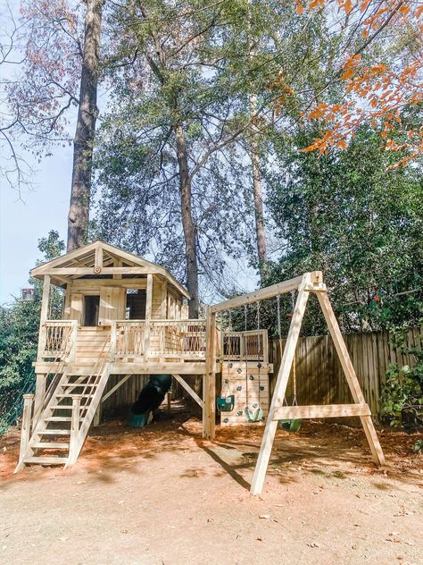 Tree Playground Ideas, Diy Treehouse Playset, Diy Treehouse Swingset, Playhouse On Stilts, Homemade Playset Ideas, Play Set Ideas, Diy Playset Outdoor, Large Tree House, Treeless Treehouse