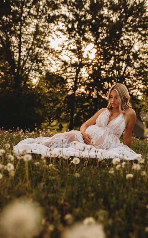 Maternity Pictures At Park, Outdoor Boho Maternity Shoot, Nature Maturity Photoshoot, Single Maternity Photo Shoot Ideas, Maternity Photo Shoot Ideas Field, Maternity Photography Outdoors Spring, Maternity Photography Just Mom Outside, Maternity Photography Summer Outdoor, Botanical Gardens Maternity Shoot