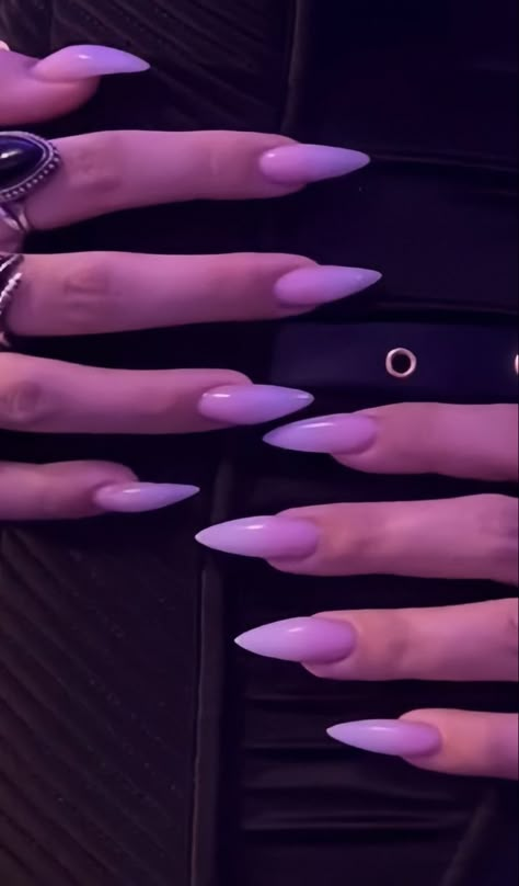 batman • zoe kravitz • batman movie • catwoman • nails inspo • nail art • •nails • cute • cat • aesthetic • minimal nails • Catwoman Nails, Cat Claw Nails, Elegant Almond Nails, Trendy Almond Nails, Acrylic Nails Stiletto, Kutek Disney, Unghie Sfumate, Claw Nails, Grunge Nails