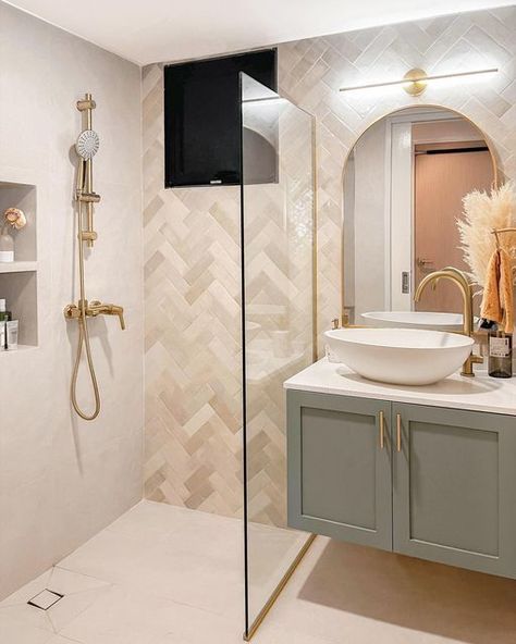 Visitors Bathroom Ideas, Small En Suite Shower Room Ideas, Bathroom European Style, Creamy Bathroom Ideas, Modern Full Bathroom Design, Shower Ensuite Ideas, Tile Shower Small Bathroom, Two Tiles In Bathroom, Small Showers Remodel